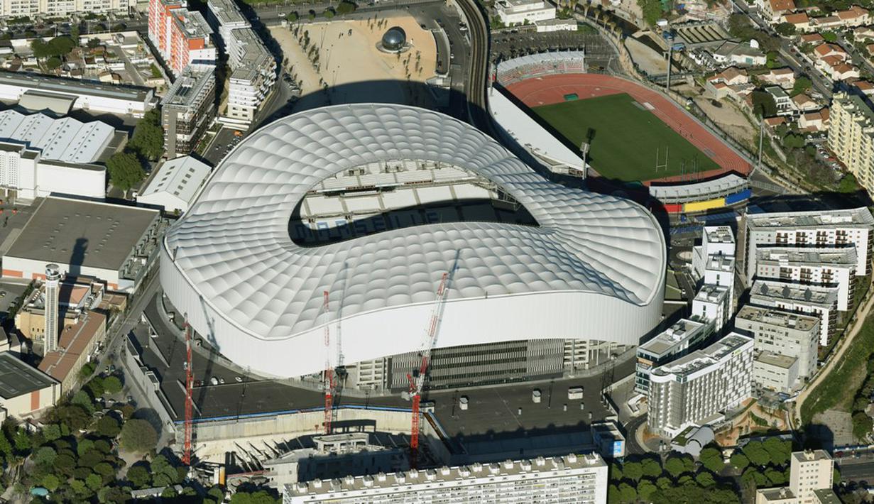 Stade Velodrome terletak di Marseille, Prancis, berkapasitas 67.394. Stadion yang dibangun tahun 1937 ini awalnya adalah velodrome balap sepeda yang dihilangkan pada tahun 1985. (AFP/EUROLUFTBILD/Robert Grahn)