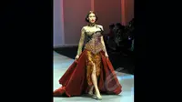 Seorang model memeragakan kebaya modern rancangan Fransisca Darmawan di Indonesia Fashion Week 2015 di JCC, Minggu (1/3/2015). Fransisca Darmawan berhasil mengemas busana tradisinal menjadi kebaya modern (Liputan6.com/Panji Diksana)
