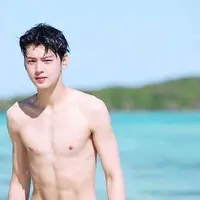 Eunwoo Astro memang terlihat mempunyai bentuk badan yang kurus. Akan tetapi siapa yang meyangka jika ia punya perut six pack. (Foto: aminoapps.com)