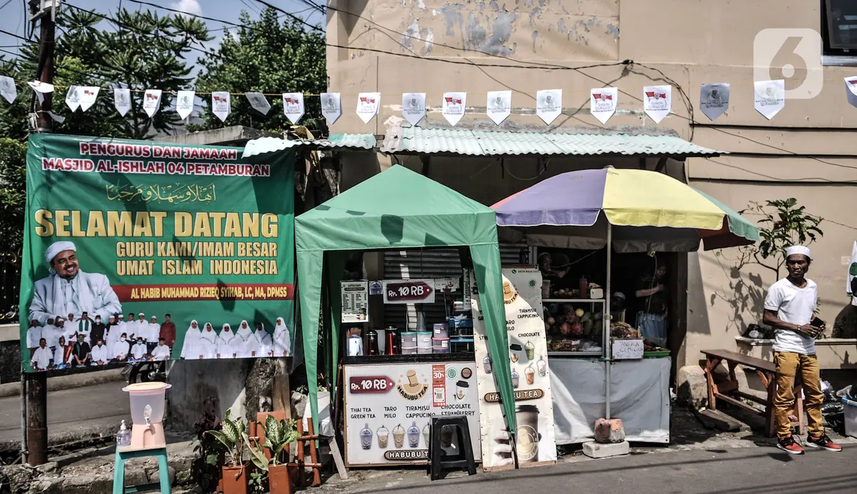 Poster penyambutan Habib Rizieq terpasang di depan Jalan Petamburan III, Tanah Abang, Jakarta, Senin (9/11/2020). Seperti diketahui, Habib Rizieq Shihab dijadwalkan tiba di Indonesia pada Selasa (10/11) besok pukul 09.00 WIB setelah 3 tahun tinggal di Arab Saudi. (merdeka.com/Iqbal S. Nugroho)