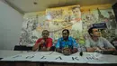Aktivis ICW, Emerson Yuntho (kiri) bersama Koordinator Kontras, Haris Azhar (tengah) memberikan pernyataan sikap menolak pencalonan Budi Gunawan sebagai Wakapolri maupun Kepala BIN di Kantor Kontras, Jakarta, Selasa (21/4). (Liputan6.com/Faizal Fanani)