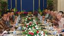 Jokowi dan Lee memperkenalkan anggota delegasi masing-masing saat pertemuan berlangsung. (EDGAR SU/POOL/AFP)