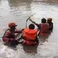 Seorang anak yang hanyut di sungai Banjir Kanal Barat, Jembatan Besi, Jakarta Barat akhirnya ditemukan.  Tim SAR gabungan menemukan Andi (12) dalam keadaan tidak bernyawa sekitar pukul 08.10 WIB pada Rabu (18/3/2020). (Foto:Liputan6/Ady Anugrahadi)