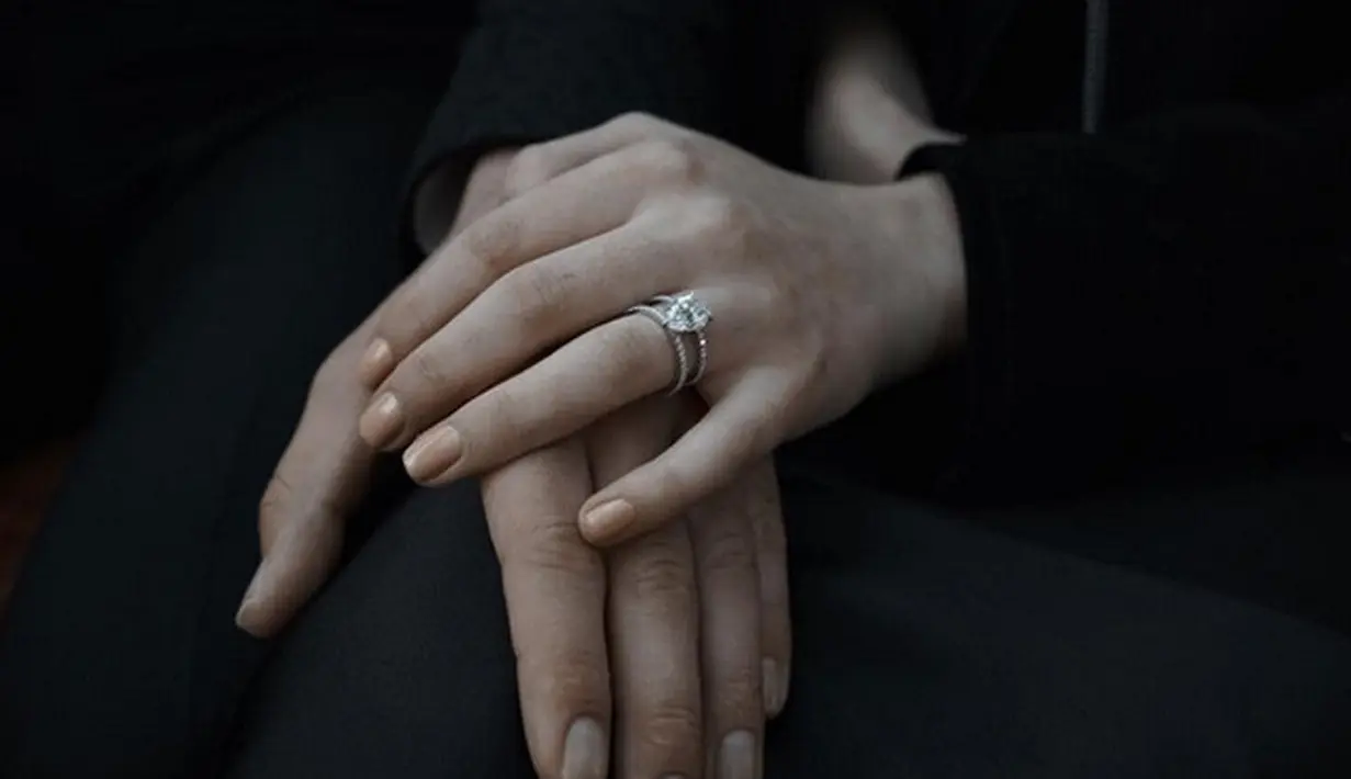 Dalam unggahan Joe Jonas, ia menuliskan keterangan foto "She said yes". Di sisi Sophie, dengan unggahan foto yang sama, ia menuliskan sebuah caption "I said yes". (Instagram/joejonas)