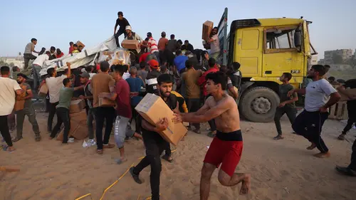 Puluhan Pengungsi Palestina Bongkar Paksa Truk Pengangkut Bantuan