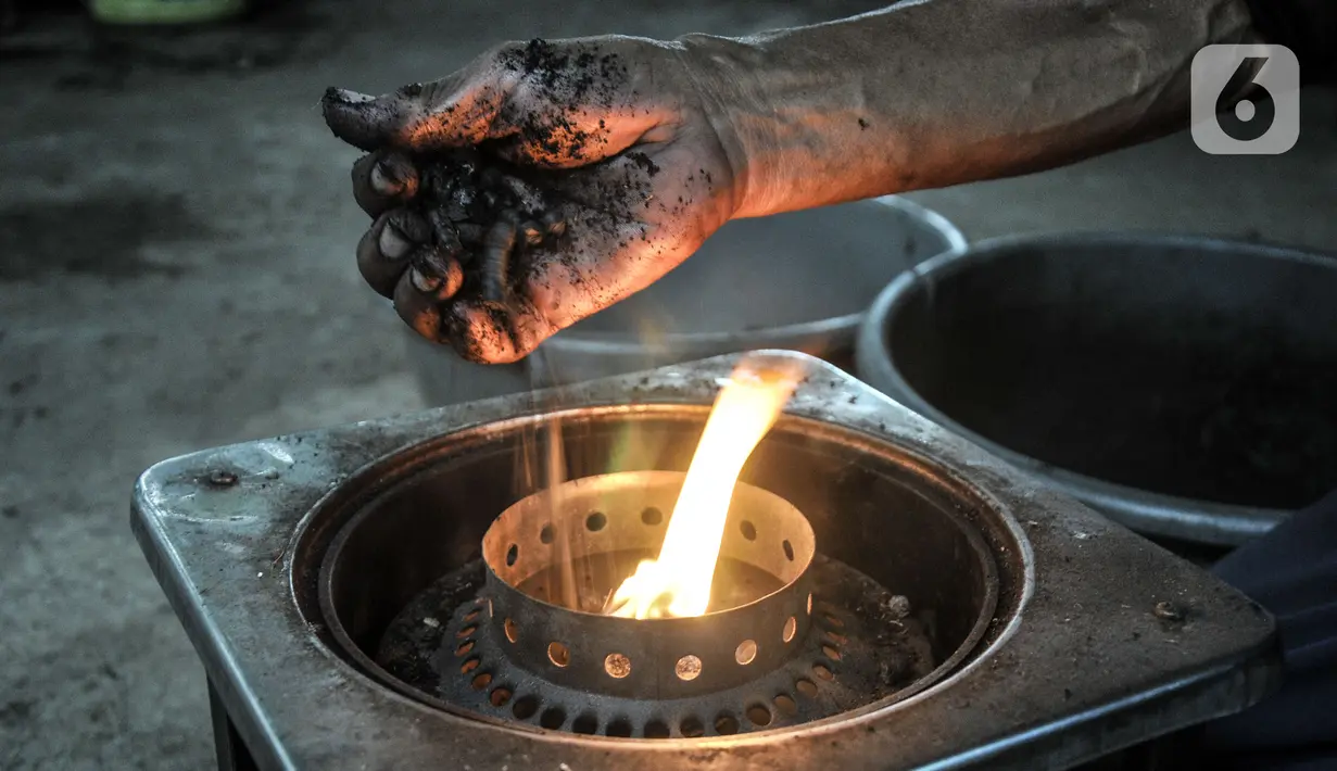 Petugas menuangkan pelet batu bara sebagai bahan bakar kompor rumah tangga di Sekretariat Gerakan Ciliwung Bersih, Karet Bivak, Jakarta, Kamis (13/10/2022). Bahan bakar nabati tersebut kini sudah dimanfaatkan oleh PT Indonesia Power untuk memasok sekitar tiga persen dari bahan bakar di beberapa PLTU Lontar, Kabupaten Tangerang. (merdeka.com/Iqbal S. Nugroho)