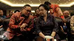 Ketua Umum PDIP, Megawati Soekarnoputri bersama Ketua MPR Zulkifli Hasan, saat hadir dalam seminar nasional dan bedah buku Revolusi Pancasila di JCC, Jakarta, Selasa (27/10). Buku Revolusi Pancasila merupakan karya Yudi Latif. (Liputan6.com/Johan Tallo)