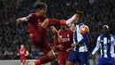 Aksi terbang penyerang Liverpool, Firminho pada leg kedua babak perempat final Liga Champions yang berlangsung di Stadion do Dragao, Porto, Kamis (17/4). Liverpool menang 4-1 atas Porto. (AFP/Paul Ellis)