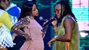 Penyanyi Cardi B tampil bersama Ozuna di panggung Billboard Latin Music Awards 2018 di Las Vegas (26/4). Cardi B tampil dengan balutan busana berwarna pink. (David Becker/Getty Images North America/AFP)