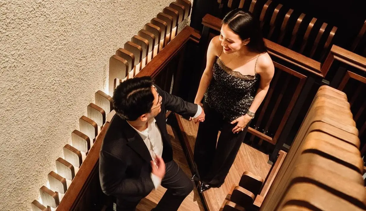 Dan akhirnya, keduanya memutuskan untuk menjalin hubungan ke tahap berikutnya. Selamat Anggika dan Omar! [@anggikabolsterli]