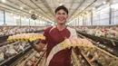 Qin Yongling menunjukkan telur ayam dari peternakannya di Desa Renyuan, Kota Jinji, Wilayah Wuxuan, Daerah Otonom Etnis Zhuang Guangxi, China, 18 Juni 2020. Guangxi melakukan percepatan pembangunan infrastruktur transportasi di daerah miskin dan pelaksanaan proyek air minum. (Xinhua/Cao Yiming)