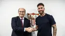 Presiden Klub Sevilla, Jose Castro Carmona berjabat tangan dengan Sergio Ramos setelah resmi menjadi pemain Sevilla pada Selasa (05/09/2023) WIB. (Twitter/@SevillaFC)