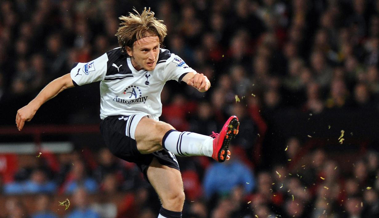 7. Luka Modric (Tottenham Hotspur) - Playmaker asal Kroasia ini menolak untuk ikut tur pramusim ke Amerika Serikat karena ingin segera bergabung dengan Real Madrid. (Photo by ADRIAN DENNIS / AFP)