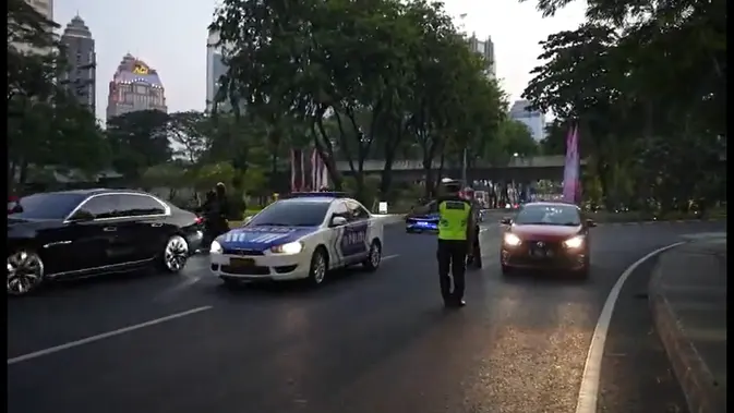 <p>Mobil Polisi Terobos Rombongan Delegasi KTT ASEAN, Warganet: Polisi Kok Ngatain Polisi. (Doc: Twitter | @MurtadhaOne1)</p>