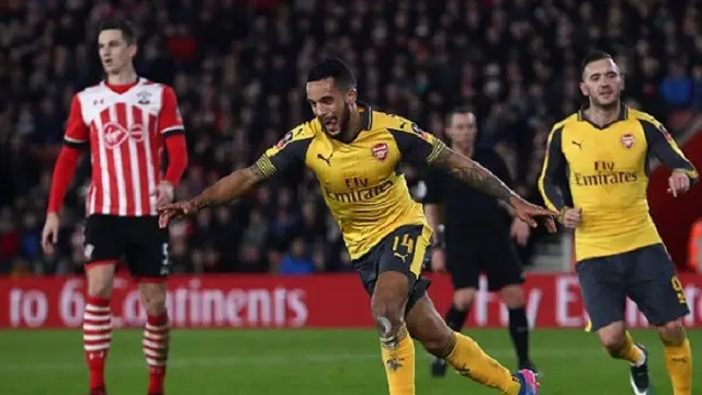 Theo Walcott antar Arsenal atasi Southampton dengan hattrick yang ia cetak. (Daily Mail)