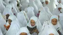 Puluhan santri membaca Al Quran saat tadarus massal awal Ramadhan 1440 H di Pesantren Ar-Raudhatul Hasanah, Medan, Sumatera Utara pada 6 Mei 2019. Tadarus yang diikuti sedikitnya 3.200 santri tersebut merupakan kegiatan rutin selama bulan Ramadan di pesantren tersebut. (RAHMAD SURYADI / AFP)