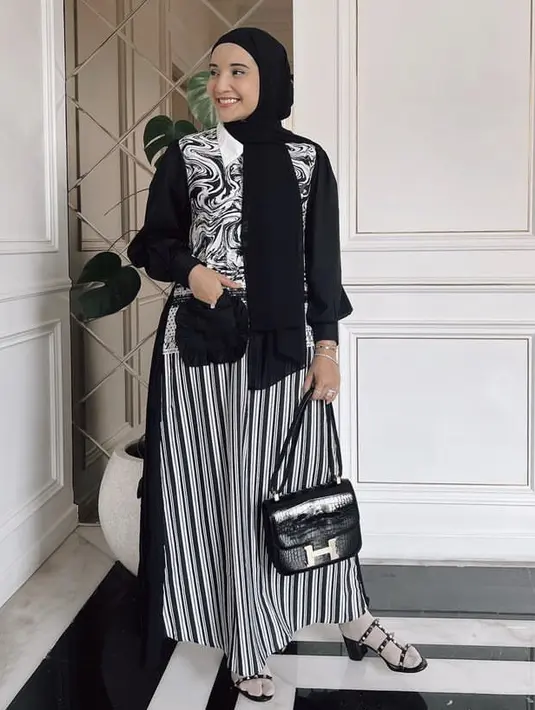 <p>Semakin kesini, tampilan kakak Shireen Sungkar ini semakin stylish. Misalnya saja mengenakan dress dengan dua motif bertabrakan, dipadukan pashmina hitam. Serta slingbag hermes dan heels dengan warna serasi.&nbsp;@zaskiasungkar15</p>