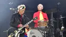 Personel The Rolling Stones Charlie Watts (kanan) dan Keith Richards (kiri) tampil dalam konser di Stadion Olimpiade Berlin, Jerman, 22 Juni 2018. The Rolling Stones pun mengenang sosok Chalie Watts sebagai salah satu drummer terbaik pada eranya. (Tobias SCHWARZ/AFP)