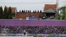 Ribuan suporter tim Maung Bandung duduk di atas atap sebuah rumah untuk menyaksikan laga antara Persib melawan PSGC di Stadion Galuh Ciamis, Minggu (10/4/2016). Persib unggul 5-1 atas PSGC. (Liputan6.com/Helmi Fithriansyah)