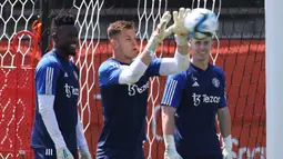 Kiper baru Manchester United, Andre Onana melakukan latihan perdana bersama timnya di pusat pelatihan Pingry School, New Jersey, Amerika Serikat, Sabtu (22/07/2023) WIB. Oana dibeli oleh MU dari Inter Milan seharga 52,5 euro dengan durasi kontrak selama lima tahun. Sementara itu, skuad asuhan Erik Ten Hag kini tengah menjajal beberapa tim dalam tur pramusim mereka di Amerika Serikat. (Twitter/@ManUtd)