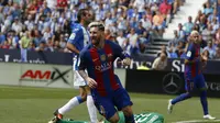 Lionel Messi melakukan selebrasi usai mencetak gol ke gawang Leganes, pada 17 September 2016. (AP Photo/Paul White)