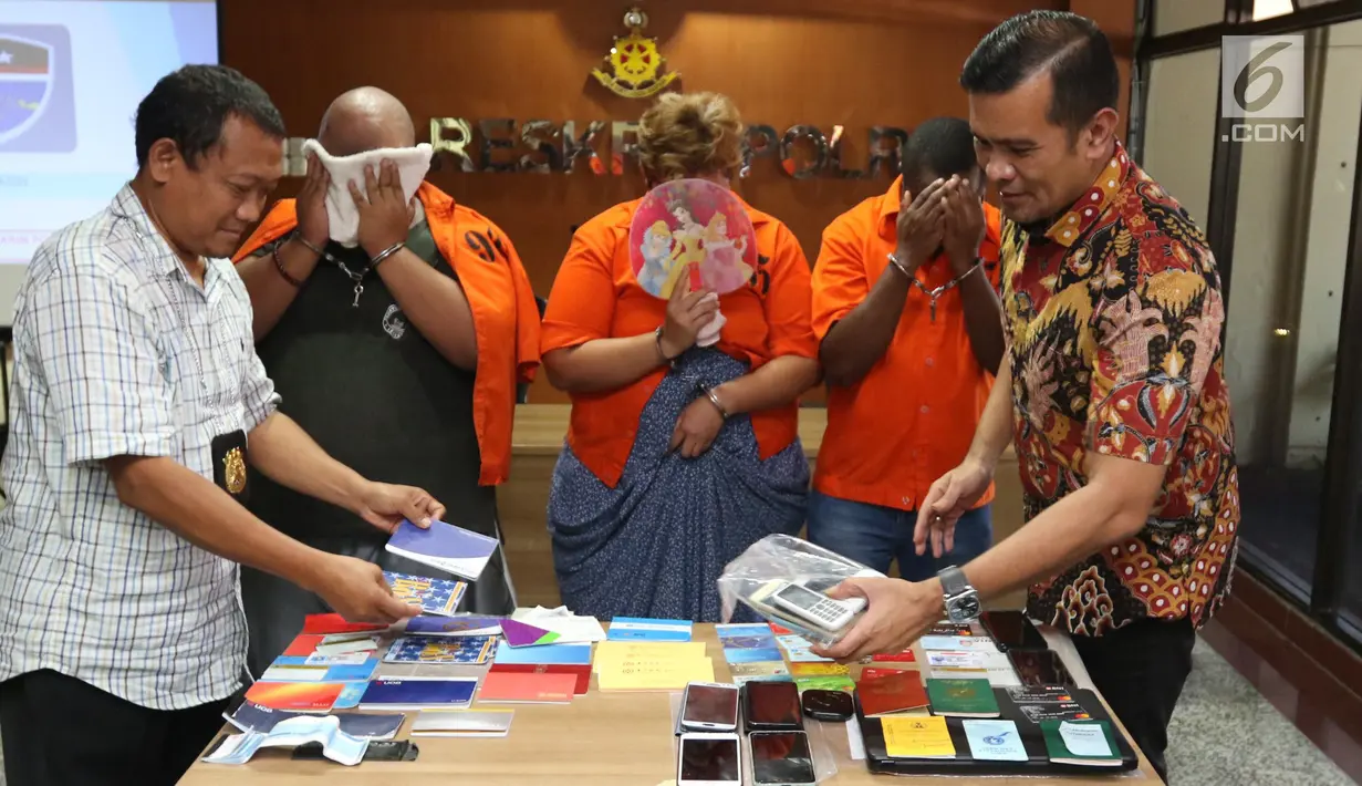 Kasubdit II Dirtippidsiber Bareskrim PolriKombes Pol Rickynaldo Chairul (kanan) saat rilis kasus penipuan melalui email di Jakarta, Jumat (16/11). Tersangka atas nama Ndubuike Gilber Ukpogu merupakan warga negara Nigeria. (Liputan6.com/AnggaYuniar)