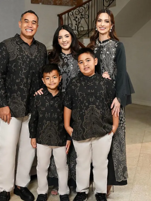 Potret keluarga Nia Ramadhani dan Ardie Bakrie (Sumber: Instagram/ramadhaniabakrie)