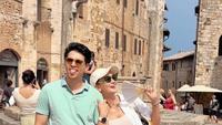 6 Gaya Luna Maya dan Maxime Bouttier Traveling Bareng, Menapaki Candi Borobudur hingga Selfie di Koloseum