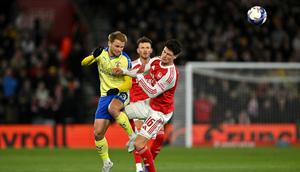 Pemain Southampton, Leo Scienza (kiri), berduel dengan pemain Arsenal pada perempat final Piala FA di St. Mary's Stadium, Minggu (5/4/2026) dini hari WIB. (Glyn KIRK / AFP)