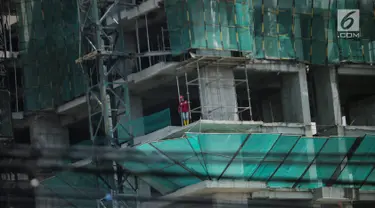 Pekerja menyelesaikan pembangunan gedung di kawasan Ampera, Jakarta, Kamis (4/4). Kementerian Pekerjaan Umum dan Perumahan Rakyat (PUPR) terus meningkatkan kompetensi pekerja di bidang konstruksi dengan mempercepat sertifikasi tenaga kerja. (Liputan6.com/Faizal Fanani)