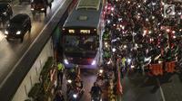 Ratusan motor berebut masuk jalur Transjakarta di sebagian ruas Jalan Gatot Subroto depan Gedung MPR/DPR/DPD RI, Jakarta, Kamis (19/9/2019). Sebagian ruas Jalan Gatot Subroto depan Gedung Parlemen ditutup karena ada aksi mahasiswa menolak revisi RKUHP-UU KPK. (Liputan6.com/Helmi Fithriansyah)