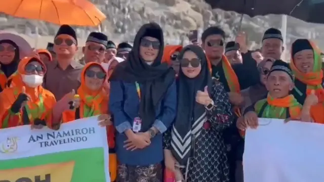 Gus Iqdam dan jemaahnya meneriakkan yel-yel Sabilu Taubah (SS: YouTube El Leyla Official) (