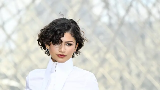 Zendaya Bergaya Rambut Bixie di Paris Fashion Week 2026, Debut Pakai Cincin Kawin?