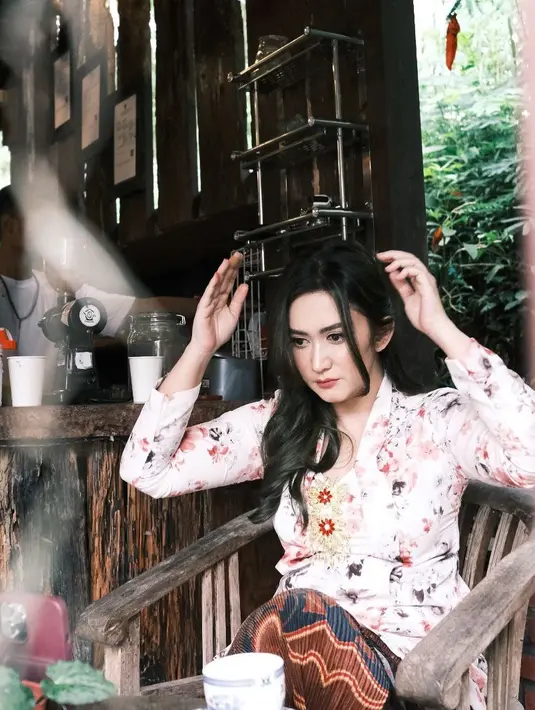Dirinya sering memamerkan momen blusukan ke kampung-kampung mengenakan kebaya dan kain batik. Pesona ayunya sebagai perempuan Jawa justru semakin memancar kuat. Foto: Instagram.