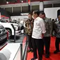 Presiden Joko Widodo atau Jokowi (tengah) mengunjungi booth Mitsubishi pada pameran Indonesia International Motor Show (IIMS) di JIExpo, Kemayoran, Jakarta, Kamis (16/2/2023). IIMS 2023 digelar pada 16-26 Februari. (ADEK BERRY/AFP)