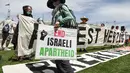 Pengunjuk rasa menolak kehadiran Isaac Herzog karena kebijakan Israel di Gaza. Tampak dalam foto, para pengunjuk rasa berkumpul di depan gedung Parlemen menjelang pertemuan antara Perdana Menteri Australia Anthony Albanese dan Presiden Israel Isaac Herzog di Canberra pada Rabu 11 Februari 2026. (David GRAY/AFP)