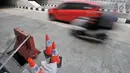 Pembatas jalan berwarna oranye diletakkan dekat penutup lubang saluran air yang hilang di Underpass Mampang-Kuningan, Jakarta, Kamis (23/8). Besi-besi penutup saluran air itu menyisakan lubang yang membahayakan pengendara. (Merdeka.com/Iqbal S. Nugroho)