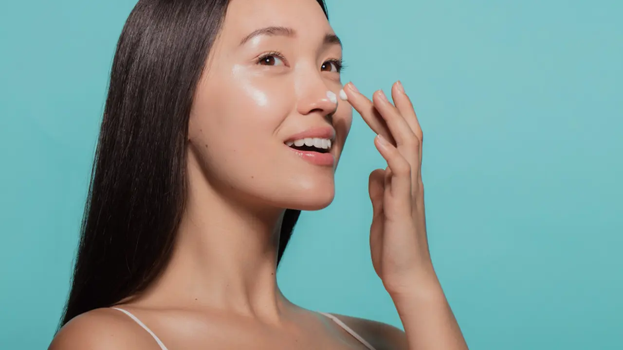 Skincare untuk wajah berjerawat hingga gilangkan kusam/Jacob Lund/shutterstock