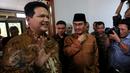 Ketua KPU, Husni Kamil Manik dan Ketua DKPP, Jimly Asshiddiqie menyapa awak media usai rapat tertutup di Jakarta, Jumat (5/6/2015). KPU, DKPP dan Bawaslu melakukan rapat koordinasi jelang pelaksanaan Pilkada serentak 2015. (Liputan6.com/Johan Tallo)