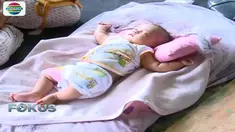 Sang bayi mulai terganggu kesehatannya, meski sang ibu rutin memeriksakan keadaan bayinya di pos kesehatan untuk pengungsi.