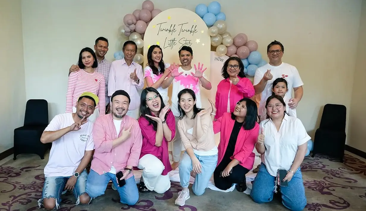 Kejutan besar terungkap ketika cat berwarna pink dilepaskan, menandai kelahiran putri kecil mereka. Acha mengungkapkan rasa bahagianya yang luar biasa melalui media sosial, menyatakan, "Rasanya seperti mimpi! Tak pernah menyangka akan memiliki seorang putri." (Liputan6.com/IG/@achasinaga)