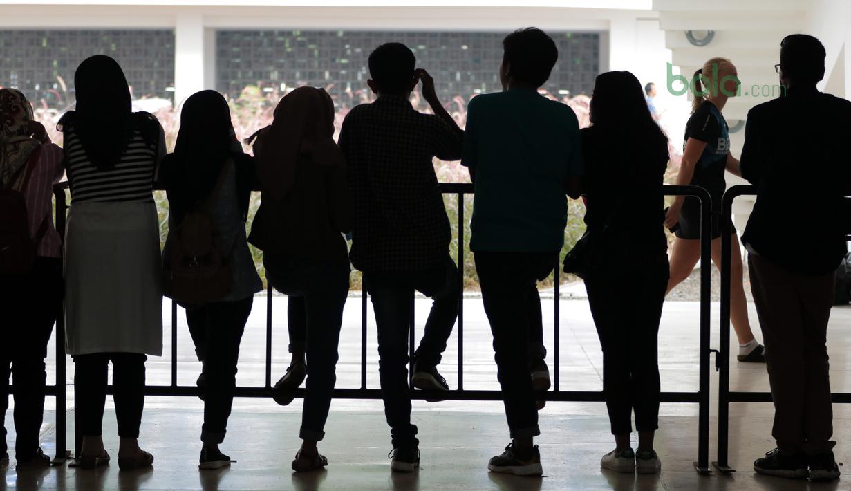 Fans menanti tanda tangan pebulutangkis pada turnamen Indonesia Open 2018 di Istora Senayan, Jakarta, (4/7/2018). Indonesia Open 2018 berlangsung dari 3-8 Juli 2018. (Bola.com/Nick Hanoatubun)