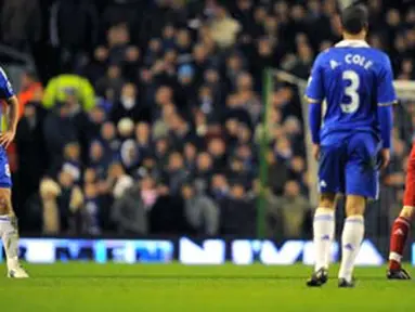 Chelsea's midfielder Frank Lampard looks back towards the referee Mike Riley after being sent off during Premier league match against Liverpool at Anfield, on February 1, 2009. AFP PHOTO/ANDREW YATES