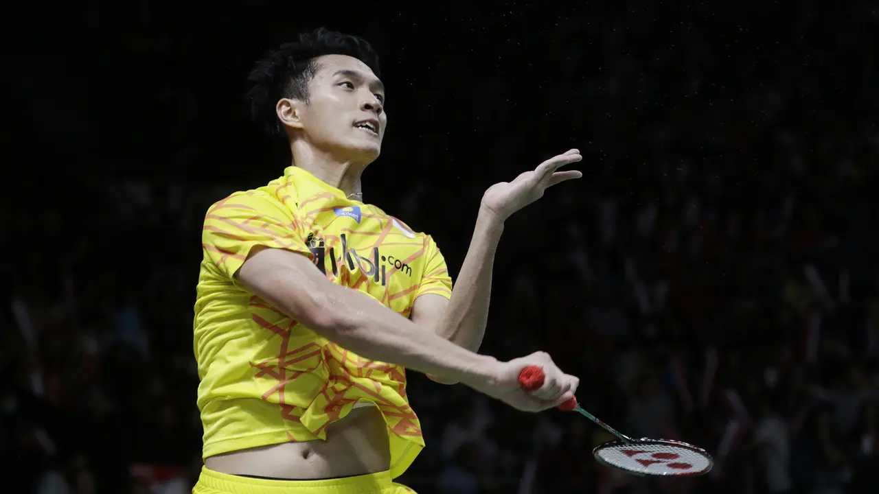 Tunggal putra Indonesia, Jonatan Christie, melakukan smash saat melawan tunggal China. (Bola.com/M. Iqbal Ichsan)