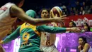 Pebasket putri Sahabat Wisma Sehati Semarang, Nur Rahmawati (memegang bola) mencoba membangun serangan ke pertahanan Surabaya Fever di final WNBL Championship 2015 di Hall A Senayan, Jakarta, Jumat (8/5/2015). (Liputan6.com/Helmi Fithriansyah)