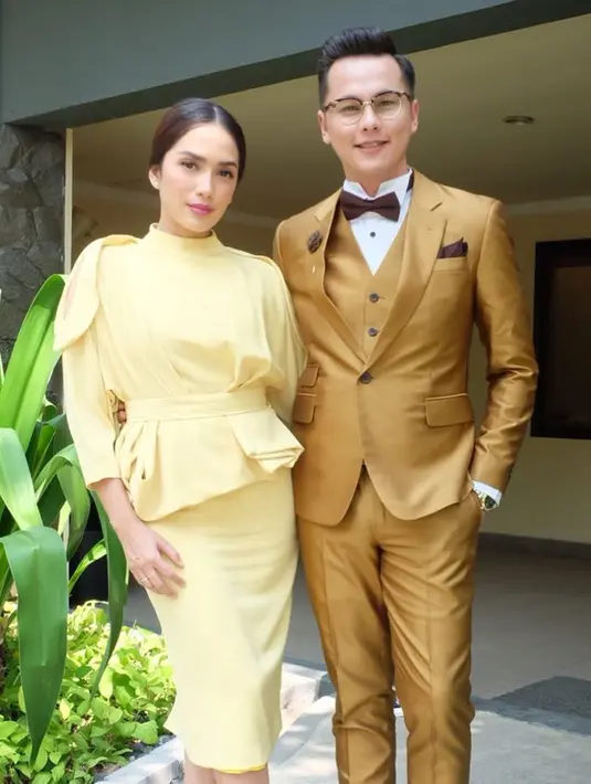 Tak jarang Andhika Pratama dan Ussy dipertemukan dalam satu pekerjaan. Penampilan pasangan selebriti ini tampak kompak dengan busana senada. Andhika mengenakan setelan jas rapi, sementara Ussy mengenakan dress cantik. (Liputan6.com/IG/@andhiiikapratama)