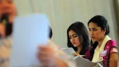 20 finalis Miss Celebrity 2014 berkesempatan mengikuti kelas vokal di karantina, Jakarta, (18/10/14). (Liputan6.com/Faisal R Syam)
