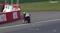 Niklas Ajo berjuang keras untuk menyentuh garis finish meski dalam posisi tidak menguntungkan. (MotoGP.com)