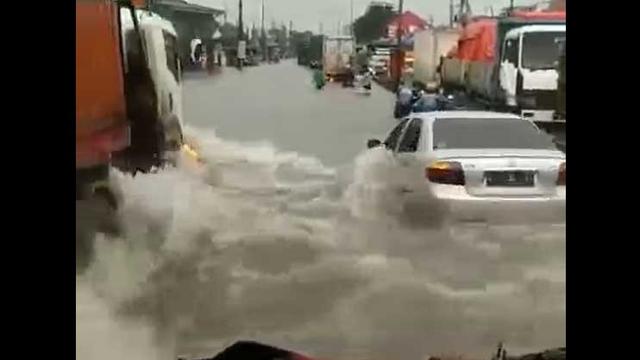 Gelombang air banjir yang menyebabkan mobil ini mati di tengah banjir (FB Motuba)