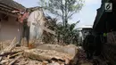 Anggota Yonif 320 Badak Putih Prajurit Jawara Kodam III Siliwangi membantu membersihkan reruntuhan bangunan usai gempa di Mandalawangi, Pandeglang, Banten, Sabtu (3/8/2019). Gempa Banten berkekuatan 6,9 magnitudo mengakibatkan lebih dari 200 rumah mengalami kerusakan. (merdeka.com/Arie Basuki)
